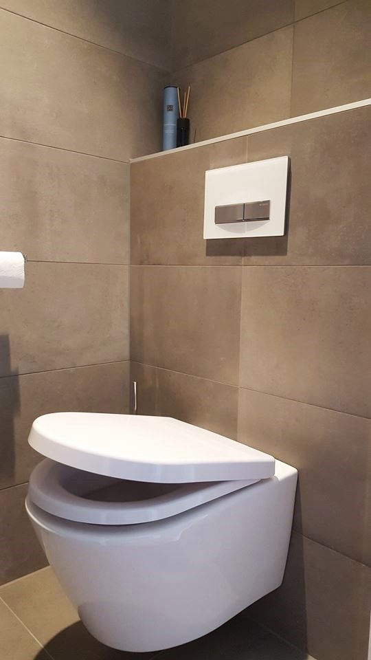 Betonlook tegels in toiletruimte Erkelens Sanitair
