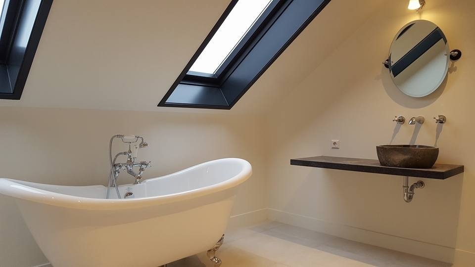 Erkelens-Sanitair-Montage-badkamer-renovatie-bad-op-pootjes
