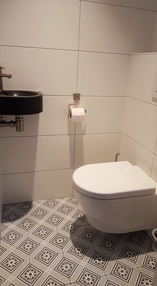 toilet 6